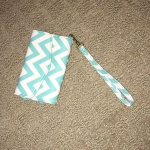 Chevron wristlet